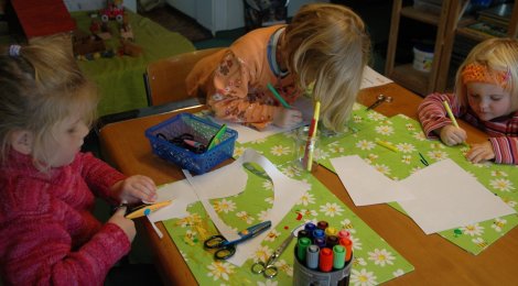 Kinder am Basteln