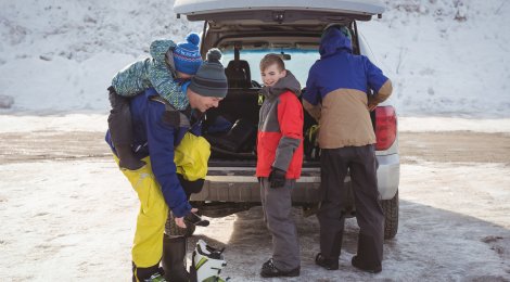 So gelingt der sichere Transport von Skis und Snowboards
