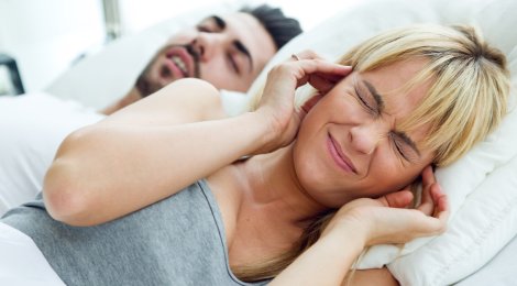 Wenn Schnarchen den Schlaf raubt: Diese Massnahmen helfen