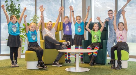 Buntes mit den Singvögeln und dem Theater Muntanellas