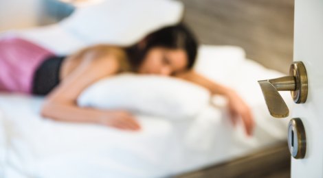 Deshalb schlafen wir an einem fremden Ort nicht so gut