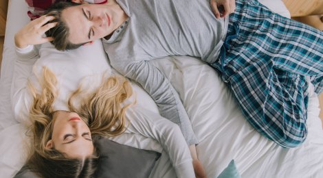 Nackt oder mit Kleider schlafen?