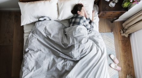 Verkrampfungen im Bett – die Schlafposition macht es aus