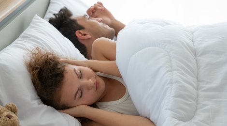 Wie gesund ist es, auf dem Rücken zu schlafen?