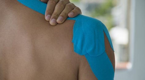 Schlaftipp: Wenn es am Morgen zwickt und schmerzt, könnte die Schulter Schuld sein