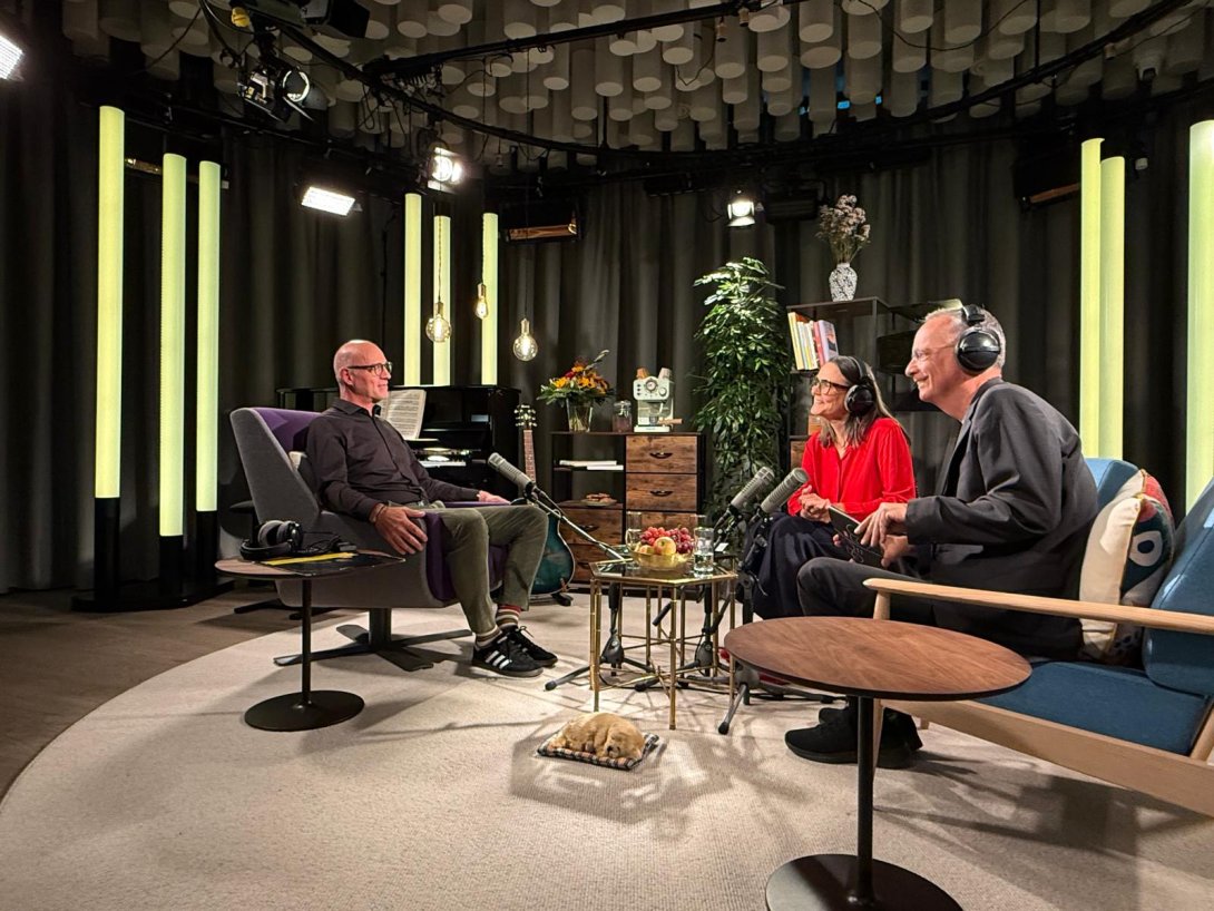 Im Gespräch vertieft: Armin Spescha, Katharina Balzer, Anrdi Franziscus (von links)
