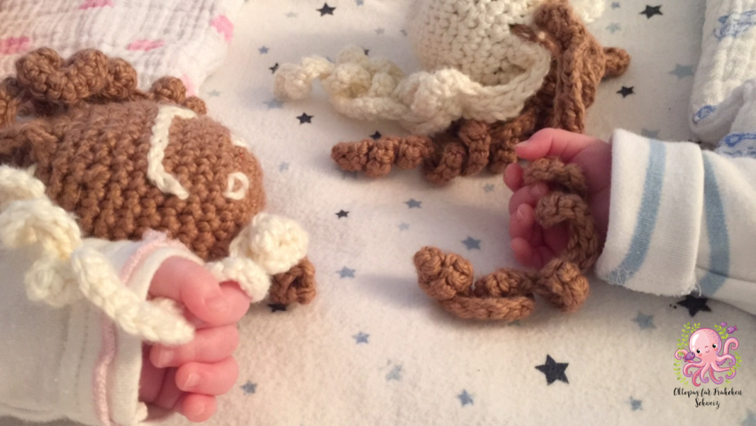 Acht bunte Arme für Frühchen