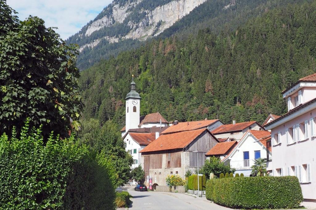 Ein Tisch in der Kirche Felsberg