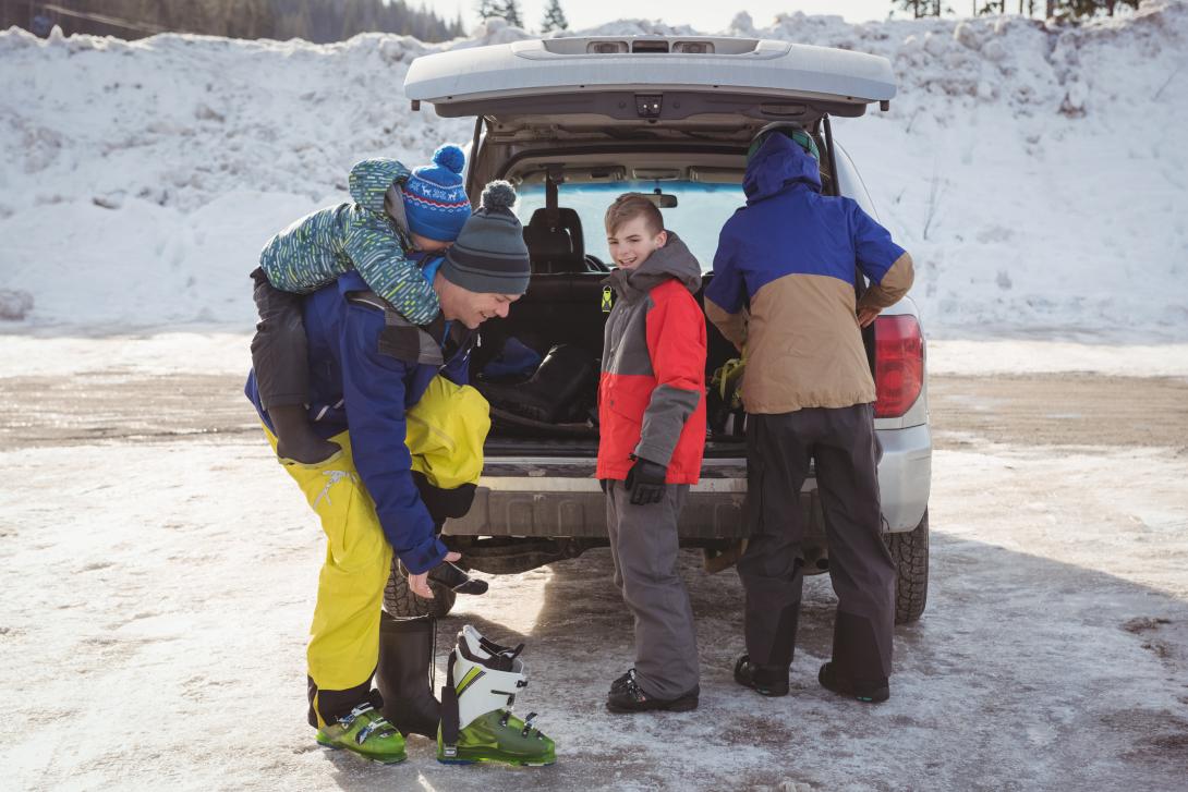 So gelingt der sichere Transport von Skis und Snowboards
