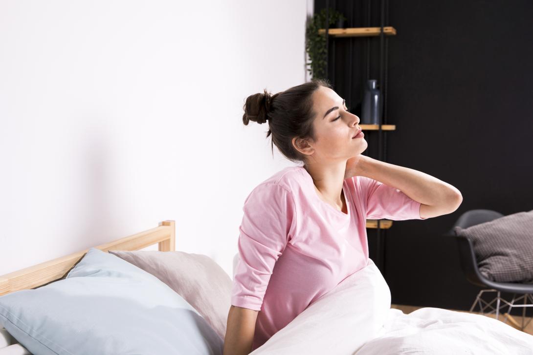 Deshalb erwacht ihr mit Nackenschmerzen und das könnt ihr dagegen tun